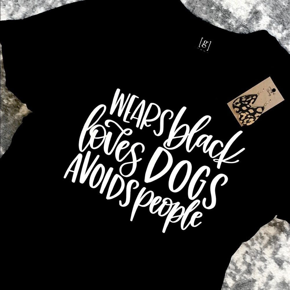 Loves 🐕 dogs, hates people funny tee size large